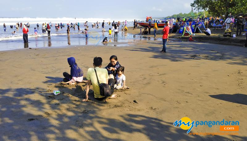 Aktifitas Para Pengunjung dan Pelaku Wisata Pantai Barat Pangandaran