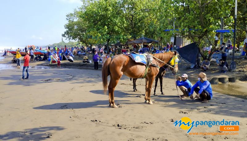 Aktifitas Para Pengunjung dan Pelaku Wisata Pantai Barat Pangandaran