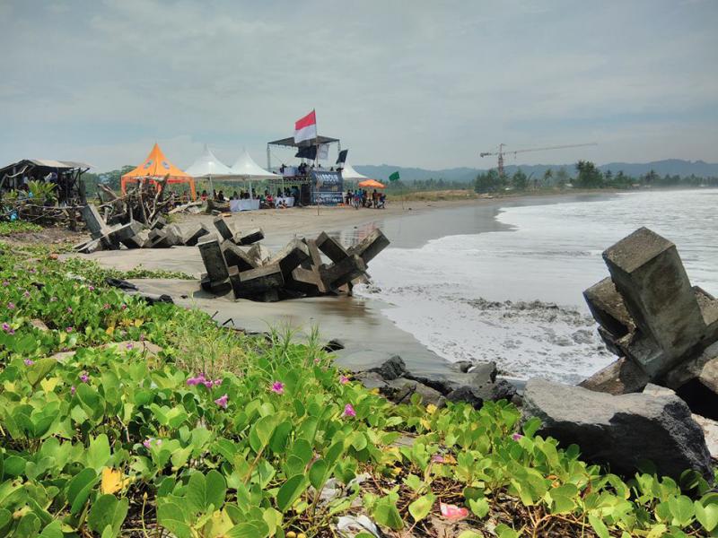 Anak Pantai Pangandaran Taklukan Ombak di Gelaran Surfing Contest