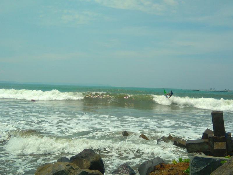 Anak Pantai Pangandaran Taklukan Ombak di Gelaran Surfing Contest