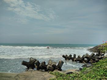 Anak Pantai Pangandaran Taklukan Ombak di Gelaran Surfing Contest