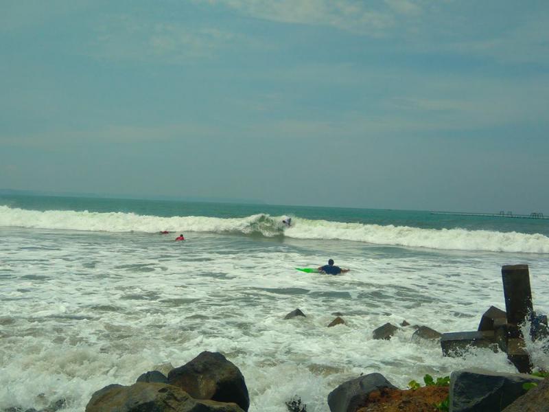Anak Pantai Pangandaran Taklukan Ombak di Gelaran Surfing Contest