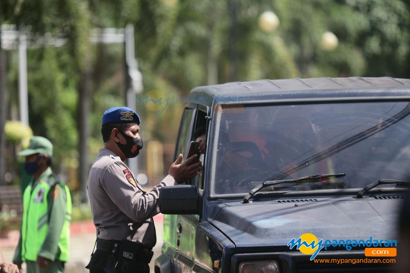 Foto Aktifitas Petugas Gabungan Saat Penutupan Objek Wisata Pantai Pangandaran 