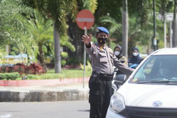 Foto Aktifitas Petugas Gabungan Saat Penutupan Objek Wisata Pantai Pangandaran 