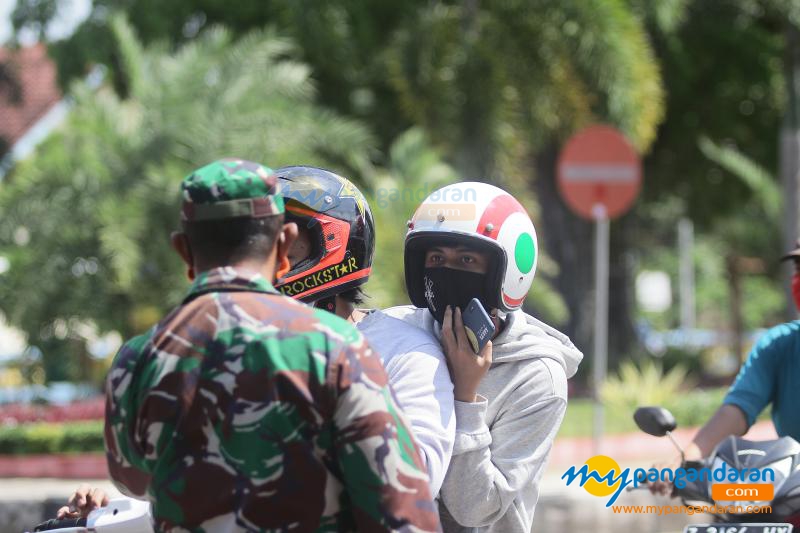 Foto Aktifitas Petugas Gabungan Saat Penutupan Objek Wisata Pantai Pangandaran 