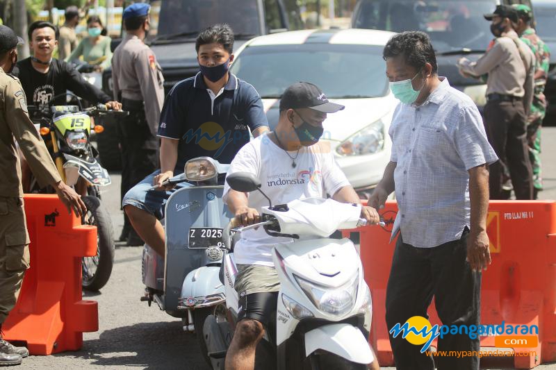 Foto Aktifitas Petugas Gabungan Saat Penutupan Objek Wisata Pantai Pangandaran 