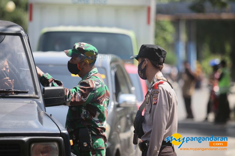 Foto Aktifitas Petugas Gabungan Saat Penutupan Objek Wisata Pantai Pangandaran 