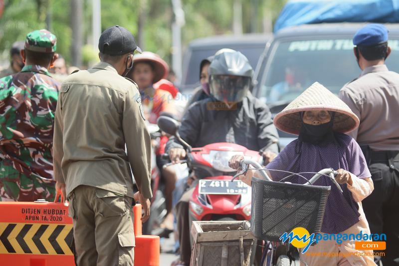 Foto Aktifitas Petugas Gabungan Saat Penutupan Objek Wisata Pantai Pangandaran 