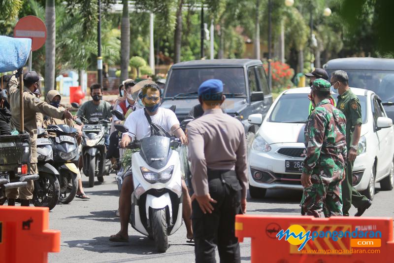 Foto Aktifitas Petugas Gabungan Saat Penutupan Objek Wisata Pantai Pangandaran 