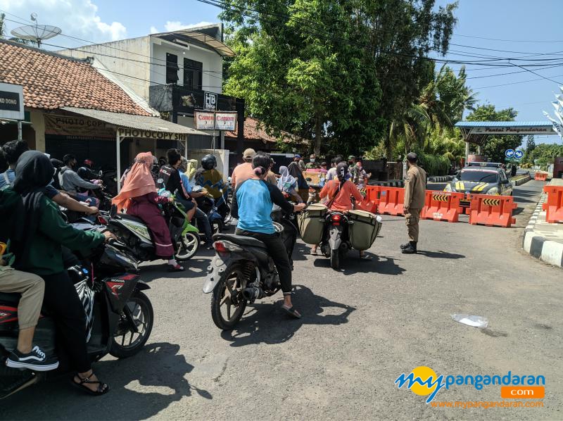 Foto Aktifitas Petugas Gabungan Saat Penutupan Objek Wisata Pantai Pangandaran 