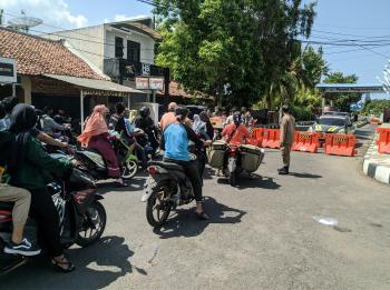 Foto Aktifitas Petugas Gabungan Saat Penutupan Objek Wisata Pantai Pangandaran 