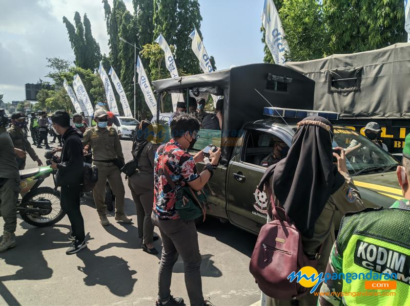 Foto Aktifitas Petugas Gabungan Saat Penutupan Objek Wisata Pantai Pangandaran 