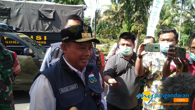 Foto Aktifitas Petugas Gabungan Saat Penutupan Objek Wisata Pantai Pangandaran 