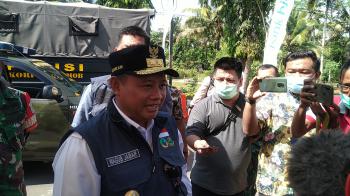 Foto Aktifitas Petugas Gabungan Saat Penutupan Objek Wisata Pantai Pangandaran 