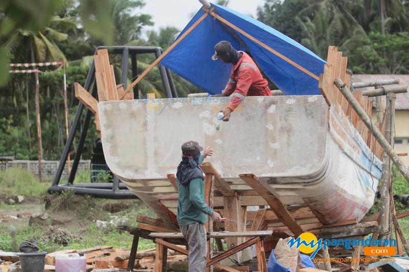 FOTO: Perawatan dan Perbaikan Kapal di Pelabuhan PPI Cikidang Pangandaran 