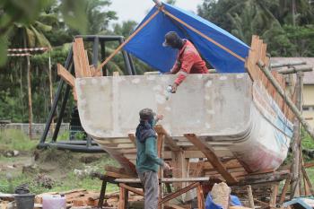 FOTO: Perawatan dan Perbaikan Kapal di Pelabuhan PPI Cikidang Pangandaran 