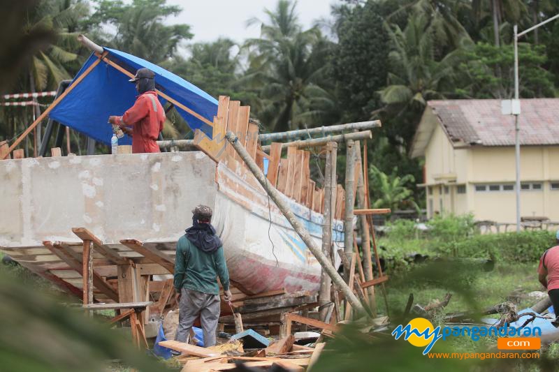 FOTO: Perawatan dan Perbaikan Kapal di Pelabuhan PPI Cikidang Pangandaran 