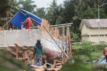 FOTO: Perawatan dan Perbaikan Kapal di Pelabuhan PPI Cikidang Pangandaran 