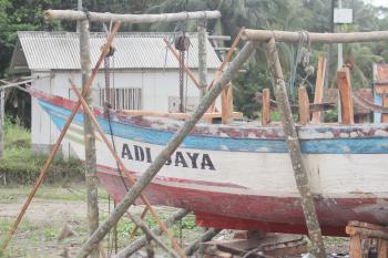 FOTO: Perawatan dan Perbaikan Kapal di Pelabuhan PPI Cikidang Pangandaran 