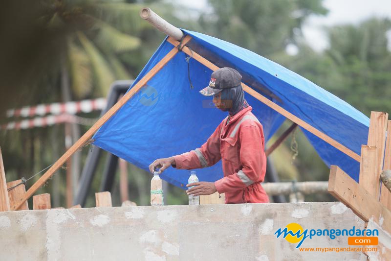 FOTO: Perawatan dan Perbaikan Kapal di Pelabuhan PPI Cikidang Pangandaran 