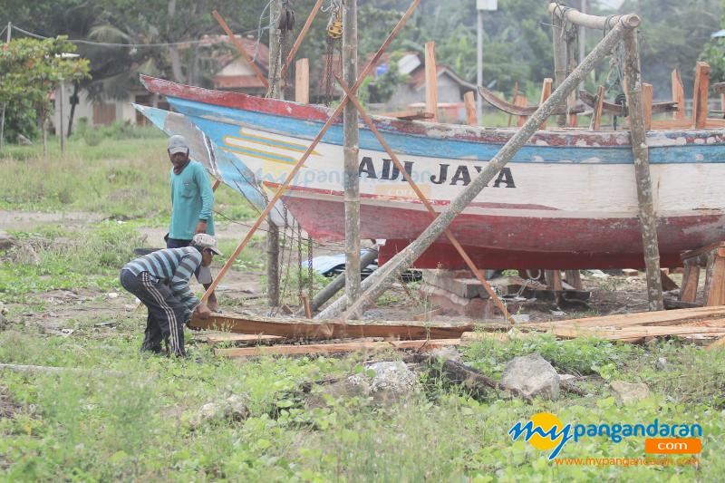 FOTO: Perawatan dan Perbaikan Kapal di Pelabuhan PPI Cikidang Pangandaran 