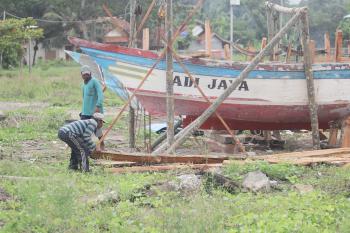 FOTO: Perawatan dan Perbaikan Kapal di Pelabuhan PPI Cikidang Pangandaran 