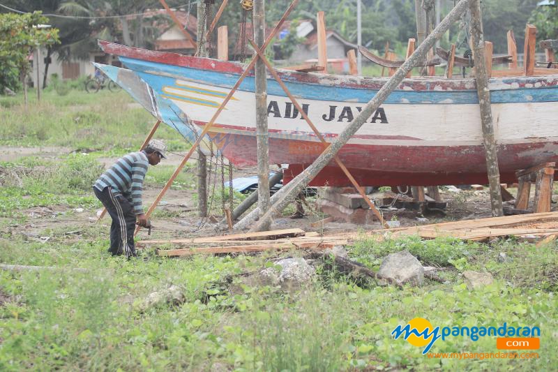 FOTO: Perawatan dan Perbaikan Kapal di Pelabuhan PPI Cikidang Pangandaran 