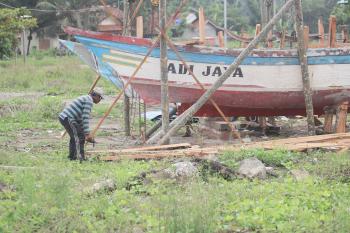 FOTO: Perawatan dan Perbaikan Kapal di Pelabuhan PPI Cikidang Pangandaran 