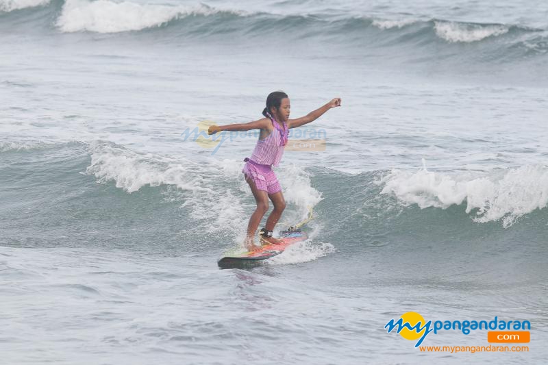 Galeri Serunya Bermain Surfing di Muara Sungai Cikidang 