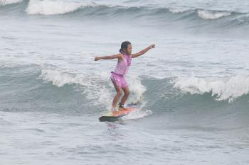 Galeri Serunya Bermain Surfing di Muara Sungai Cikidang 