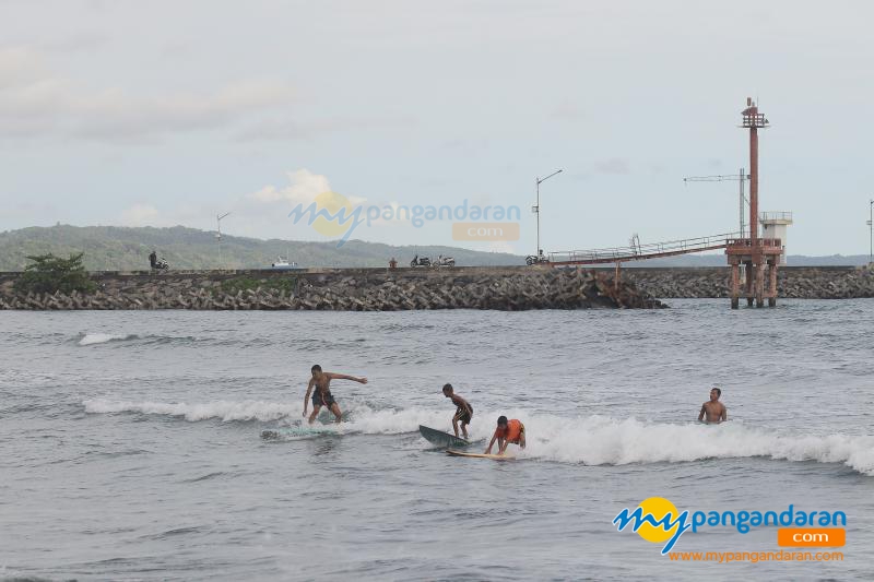 Galeri Serunya Bermain Surfing di Muara Sungai Cikidang 