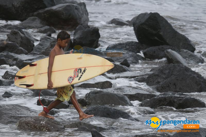 Galeri Serunya Bermain Surfing di Muara Sungai Cikidang 