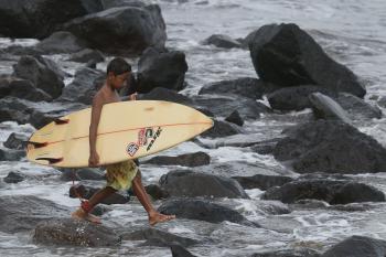 Galeri Serunya Bermain Surfing di Muara Sungai Cikidang 