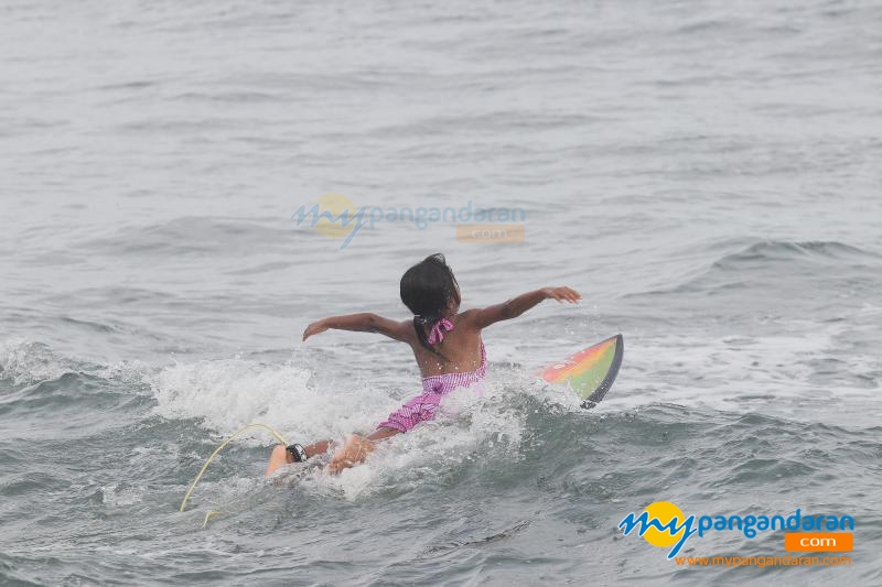 Galeri Serunya Bermain Surfing di Muara Sungai Cikidang 