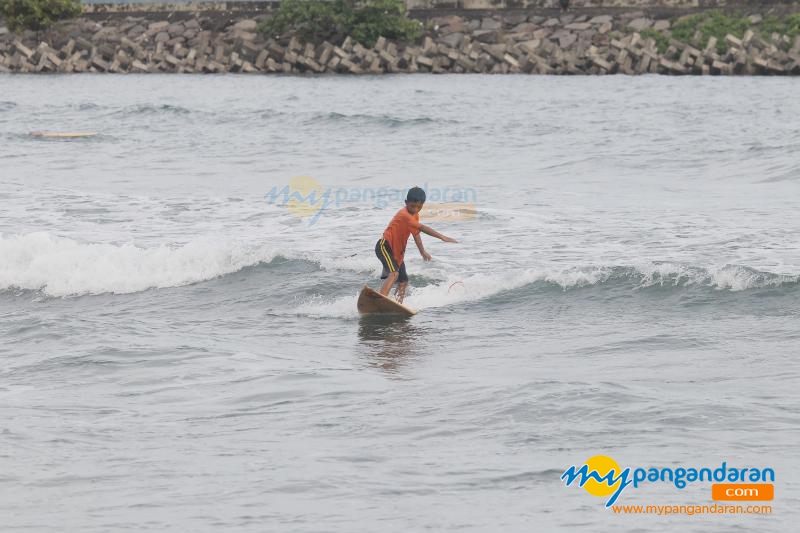 Galeri Serunya Bermain Surfing di Muara Sungai Cikidang 