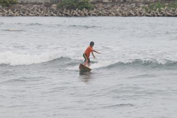 Galeri Serunya Bermain Surfing di Muara Sungai Cikidang 