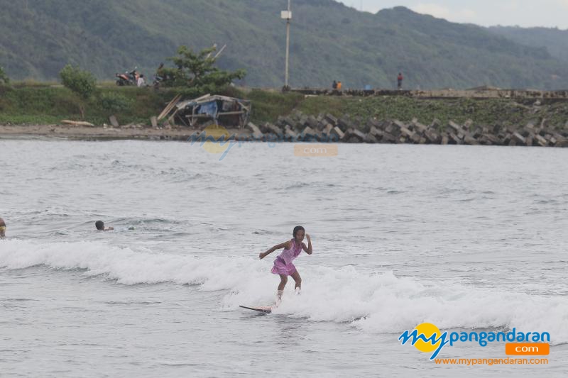 Galeri Serunya Bermain Surfing di Muara Sungai Cikidang 