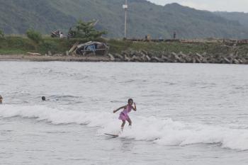 Galeri Serunya Bermain Surfing di Muara Sungai Cikidang 