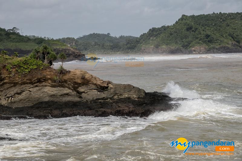 Mengintip Pulau Nusakambangan di Seberang Pantai Karapyak Pangandaran