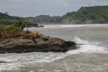 Mengintip Pulau Nusakambangan di Seberang Pantai Karapyak Pangandaran