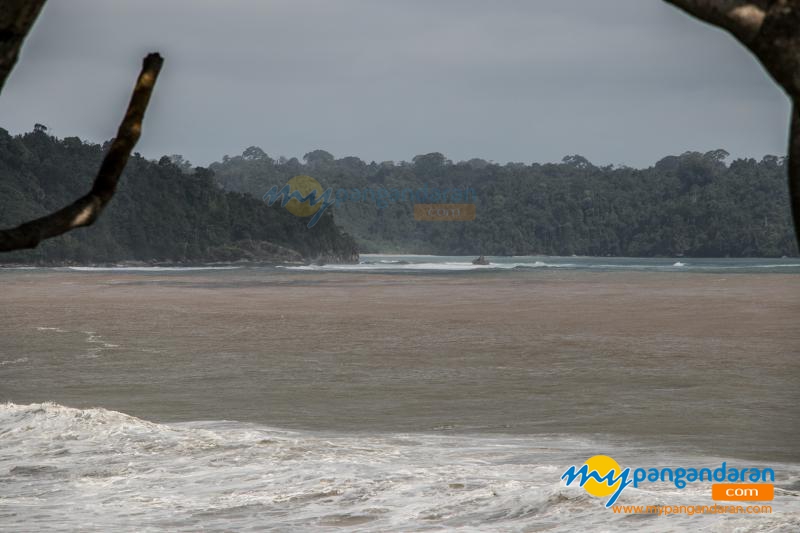 Mengintip Pulau Nusakambangan di Seberang Pantai Karapyak Pangandaran