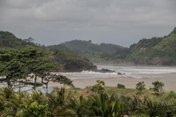 Mengintip Pulau Nusakambangan di Seberang Pantai Karapyak Pangandaran