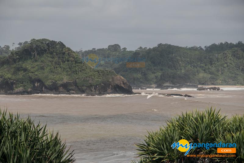 Mengintip Pulau Nusakambangan di Seberang Pantai Karapyak Pangandaran