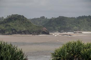 Mengintip Pulau Nusakambangan di Seberang Pantai Karapyak Pangandaran