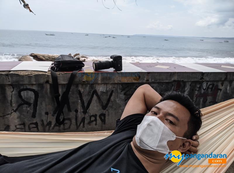 Menikmati Indahnya Pesona Pantai Timur Pangandaran Dengan Ayunan Hammock