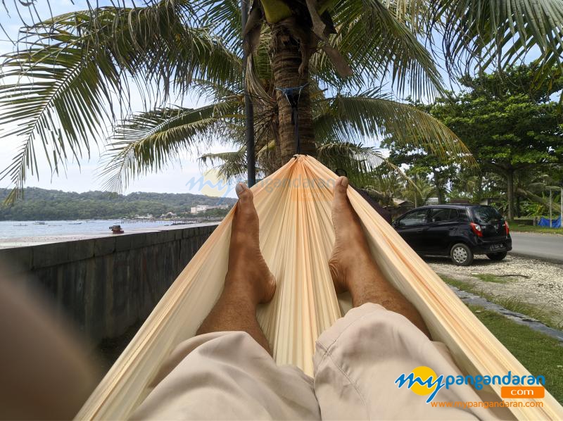 Menikmati Indahnya Pesona Pantai Timur Pangandaran Dengan Ayunan Hammock