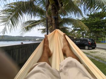 Menikmati Indahnya Pesona Pantai Timur Pangandaran Dengan Ayunan Hammock