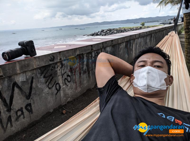 Menikmati Indahnya Pesona Pantai Timur Pangandaran Dengan Ayunan Hammock