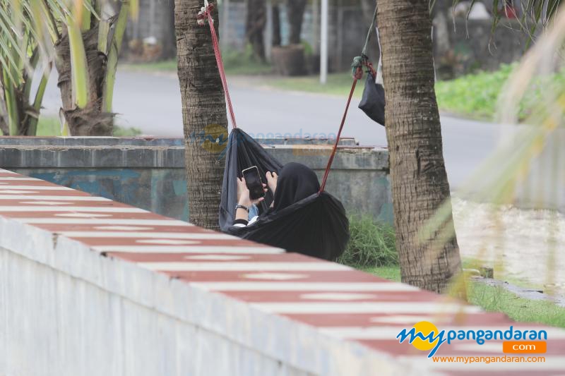 Menikmati Indahnya Pesona Pantai Timur Pangandaran Dengan Ayunan Hammock