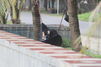 Menikmati Indahnya Pesona Pantai Timur Pangandaran Dengan Ayunan Hammock